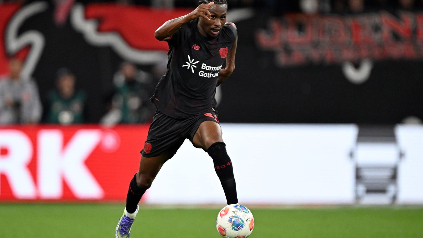 Nathan Tella hat seinen Vertrag bei Bayer Leverkusen vorzeitig verlängert. (Archivbild) Foto: Federico Gambarini/dpa