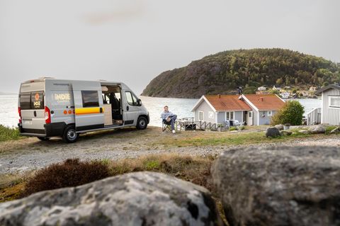 Ein Camper mit Van parkt an einer Klippe am Meer