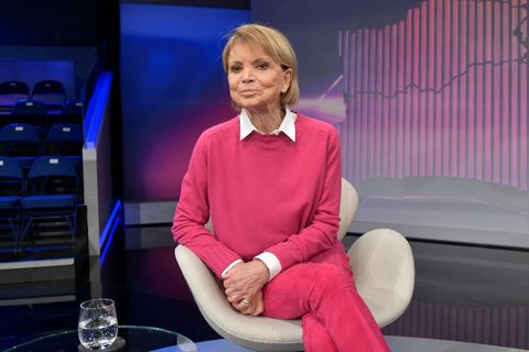 Uschi Glas sitzt auf einem Sessel im Rahmen einer Talk-Show