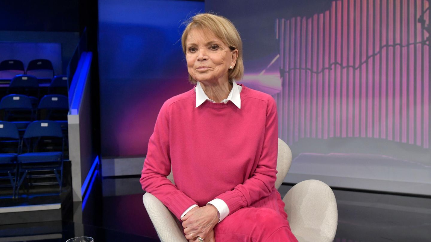 Uschi Glas sitzt auf einem Sessel im Rahmen einer Talk-Show