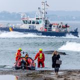 Boote erzeugen Wellen für den Buckelwal