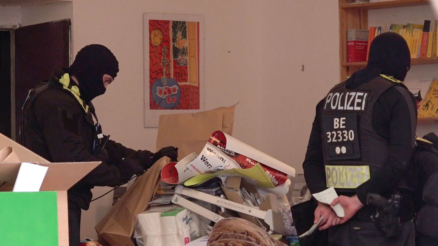 Allein in Berlin durchsuchte die Polizei 14 Objekte. Foto: Sven Käuler/dpa