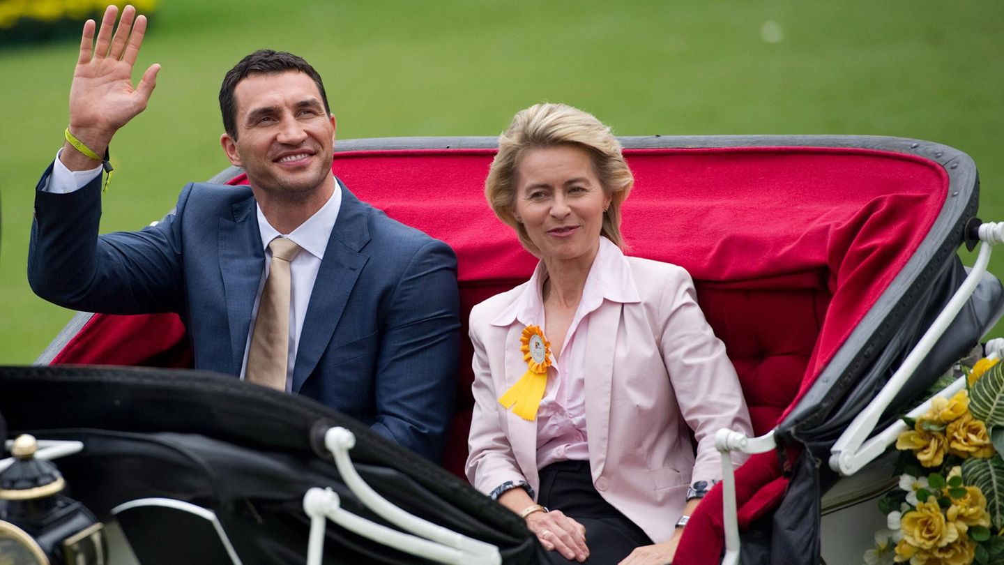 Wladimir Klitschko mit Ursula von der Leyen in einer Kutsche