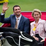 Wladimir Klitschko mit Ursula von der Leyen in einer Kutsche