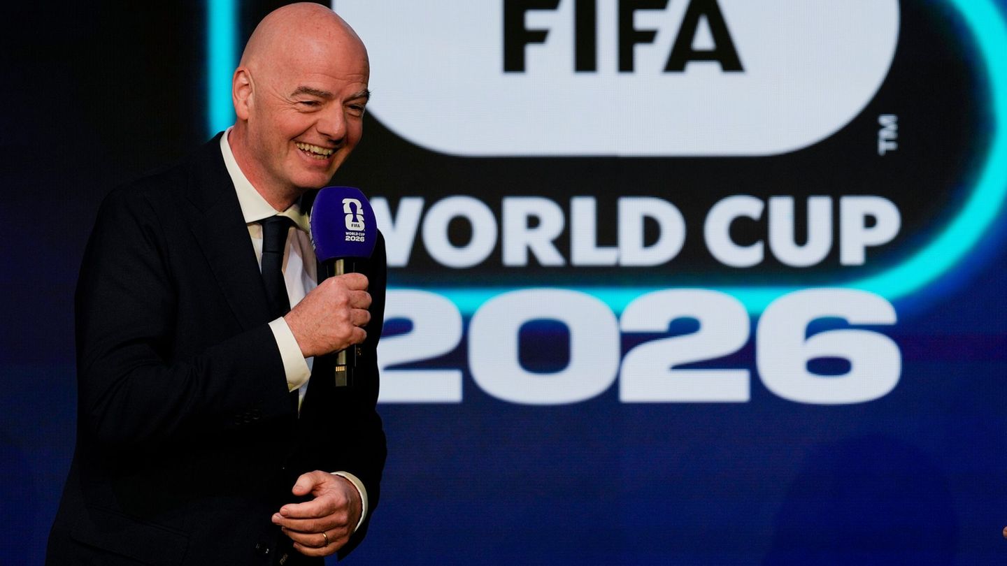 Findet die Ticketpreise für die WM angemessen: FIFA-Chef Infantino (Archivbild) Foto: Chris Carlson/AP/dpa