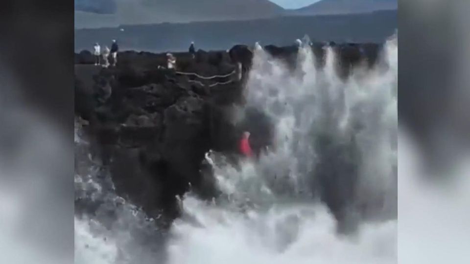 Lanzarote: Gefährliche Riesenwellen locken Touristen an