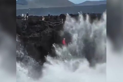 Lanzarote: Gefährliche Riesenwellen locken Touristen an