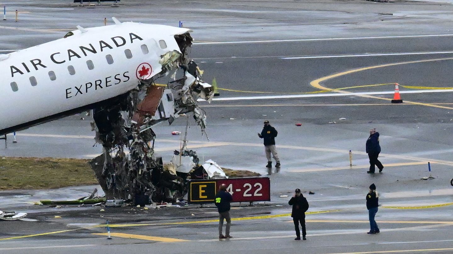 Die Air-Canada-Maschine nach dem Unfall am LaGuardia-Airport in New York