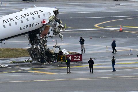 Die Air-Canada-Maschine nach dem Unfall am LaGuardia-Airport in New York