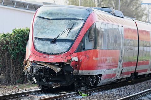 Der Regionalzug mit beschädigter Front steht am Bahnhof auf den Gleisen. Foto: Uwe Anspach/dpa