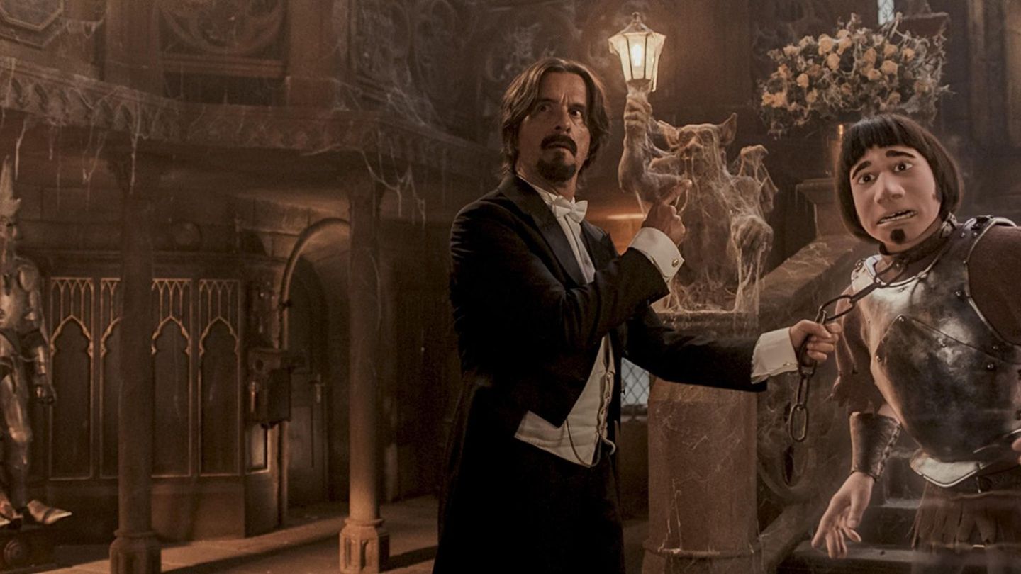 König Julius (Christoph Maria Herbst, links) und Hui Buh (Michael Bully Herbig) leben gemeinsam auf Schloss Burgeck.