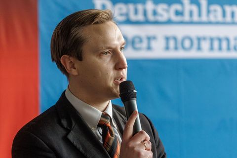 AfD-Nachwuchspolitiker Kevin Dorow wird doch nicht aus der Partei ausgeschlossen, muss dafür aber auf seine Ämter verzichten. (A