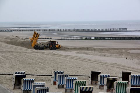 Rund 30.000 Kubikmeter Sand fehlen laut der Insel nach dem Winter an Wangerooges Badestrand. Foto: Peter Kuchenbuch-Hanken/dpa