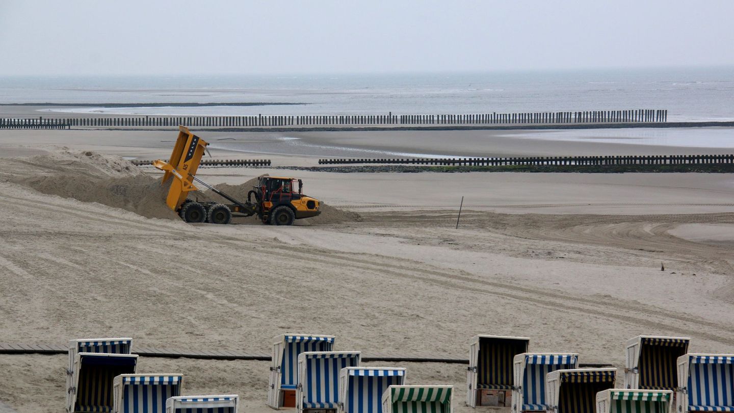 Rund 30.000 Kubikmeter Sand fehlen laut der Insel nach dem Winter an Wangerooges Badestrand. Foto: Peter Kuchenbuch-Hanken/dpa