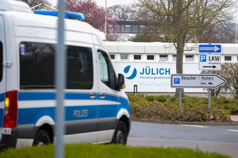 Vor dem Forschungszentrum in Jülich trafen am Vormittag zahlreiche Einsatzwagen der Polizei ein. Foto: Christoph Reichwein/dpa