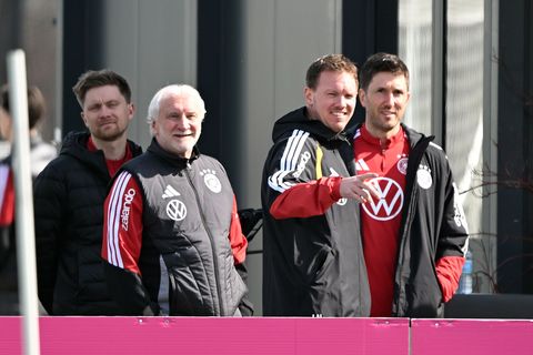 Rudi Völler (l.) und Julian Nagelsmann (2.v.r.) schauen auf den Trainingsplatz. Foto: Federico Gambarini/dpa