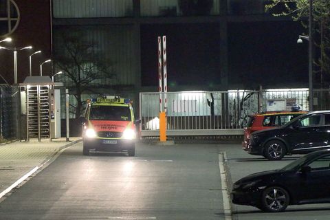 Einsatzkräfte von Feuerwehr und Polizei hatten nach einem möglicherweise verletzten Täter gesucht. Foto: Justin Brosch/dpa