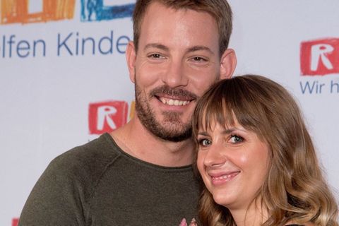 Anna Heiser mit ihrem Ehemann Gerald - das Paar hat sich 2017 bei der RTL-Sendung "Bauer sucht Frau" kennengelernt.