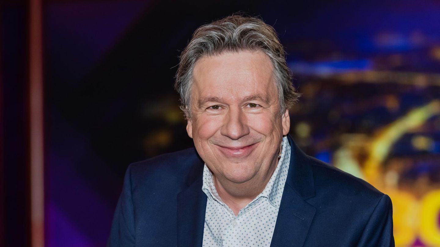 Jörg Kachelmann lacht bei einem TV-Auftritt in die Kamera