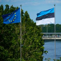 Die Flaggen der EU, Estland und Ukraine an der estnischen Grenze