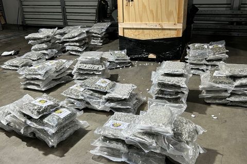 In einem Container voller Büromöbel stieß der Zoll auf Unmengen von Drogen. Foto: --/Zollfahndungsamt Essen/dpa