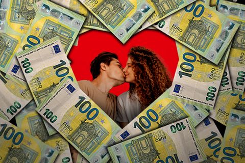 Geldscheine formen ein Herz, auf dem sich ein Paar küsst