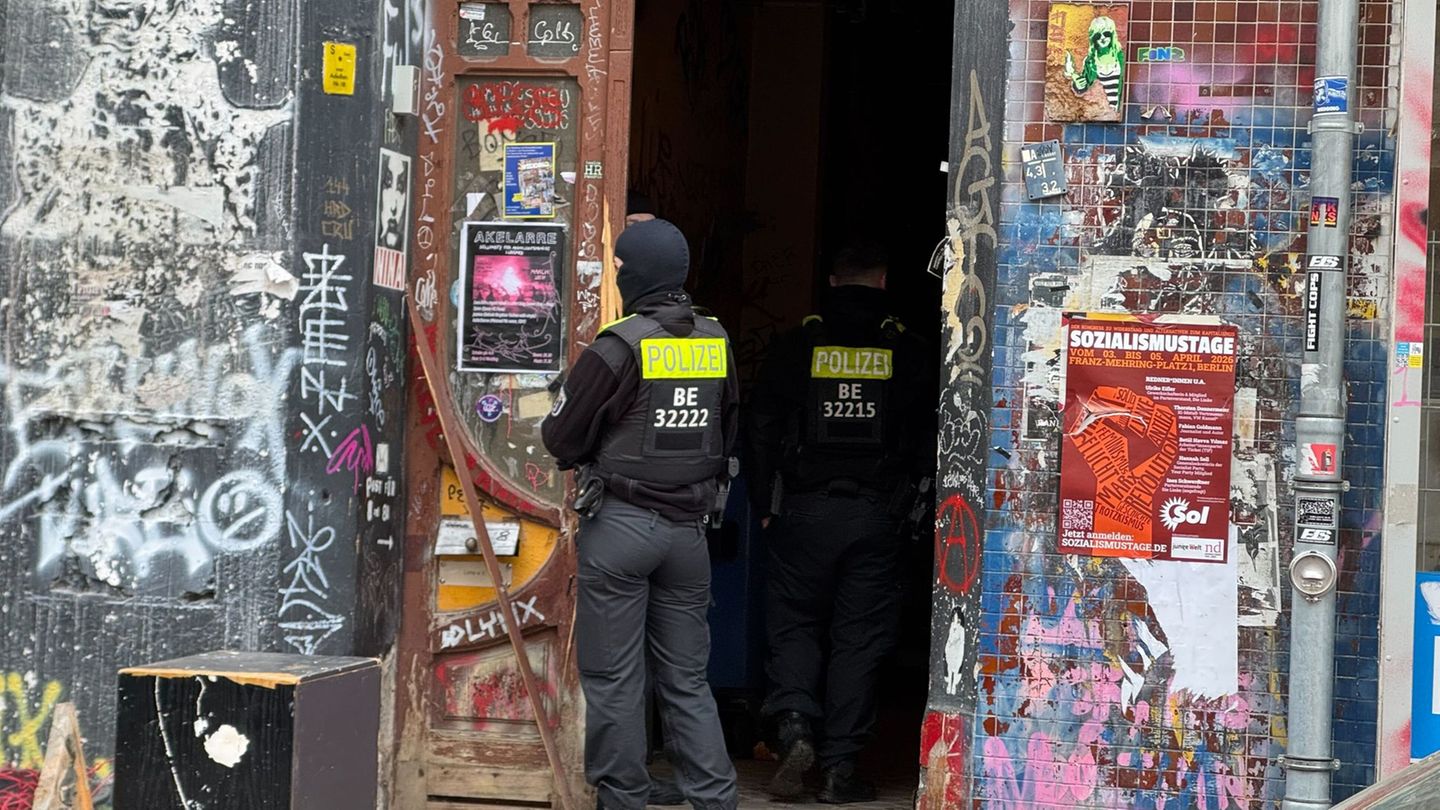 Ein halbes Jahr nach dem Anschlag auf Stromleitungen zum Techpark Adlershof durchsucht die Polizei Wohnungen in mehreren Bundesl