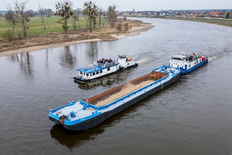 Ein Sand-Kies-Gemisch wird in die Elbe eingebracht, um die Flusssohle zu stabilisieren. Foto: Hendrik Schmidt/dpa