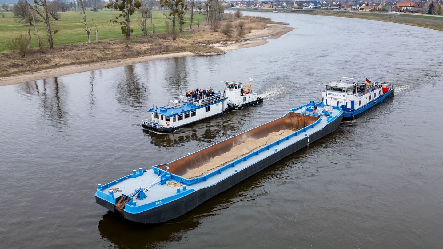 Ein Sand-Kies-Gemisch wird in die Elbe eingebracht, um die Flusssohle zu stabilisieren. Foto: Hendrik Schmidt/dpa