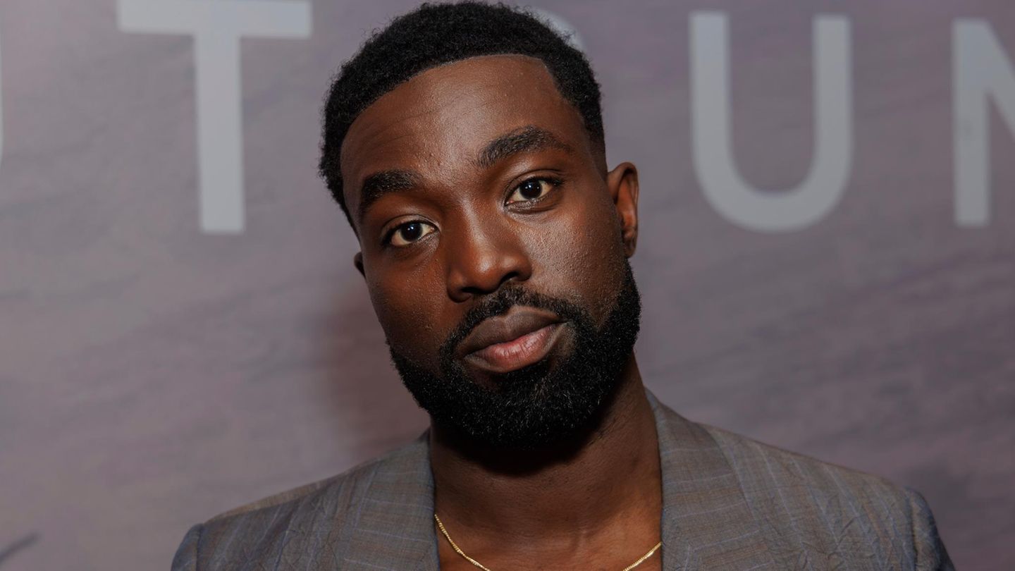 Neue „Harry Potter“-Serie: Paapa Essiedu schaut bei einem Auftritt auf dem roten Teppich in die Kamera