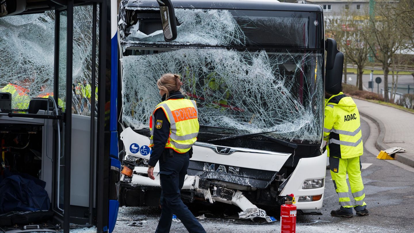 Nun klagt die Staatsanwaltschaft einen Busfahrer an. (Archivbild) Foto: Oliver Dietze/dpa