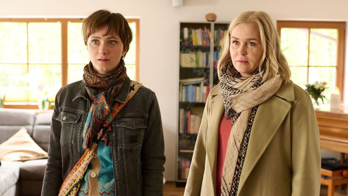 Mona Treutlein (Carla Hüttermann, links) hat ihre Tochter freiwillig zur Adoption freigegeben. Doch nach der Geburt ommen der jungen Frau plötzlich Zweifel. Kann Lena Lorenz (Judith Hoersch) zwischen ihr und den Adoptiveltern vermitteln?