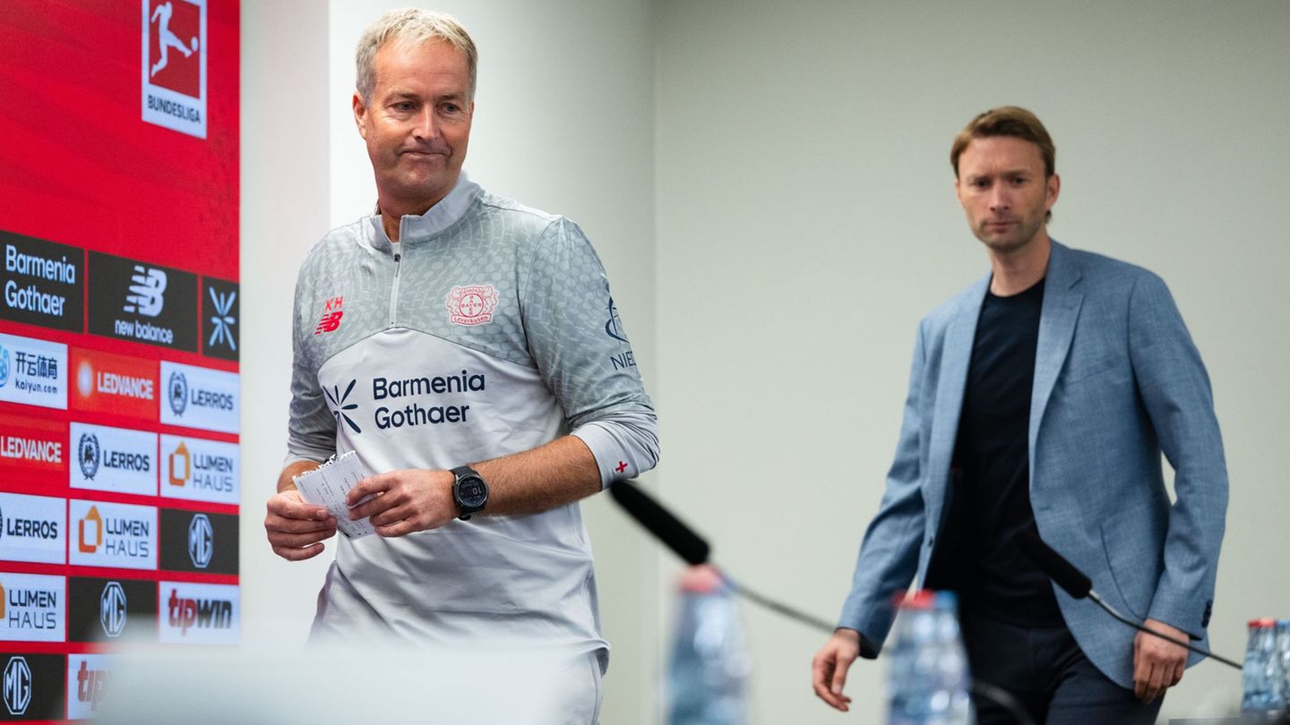 Für Leverkusens Trainer Kasper Hjulmand (l) gibt es von Sportchef Simon Rolfes vorerst eine Jobgarantie. (Archivbild) Foto: Mari