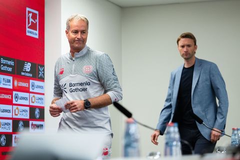 Für Leverkusens Trainer Kasper Hjulmand (l) gibt es von Sportchef Simon Rolfes vorerst eine Jobgarantie. (Archivbild) Foto: Mari