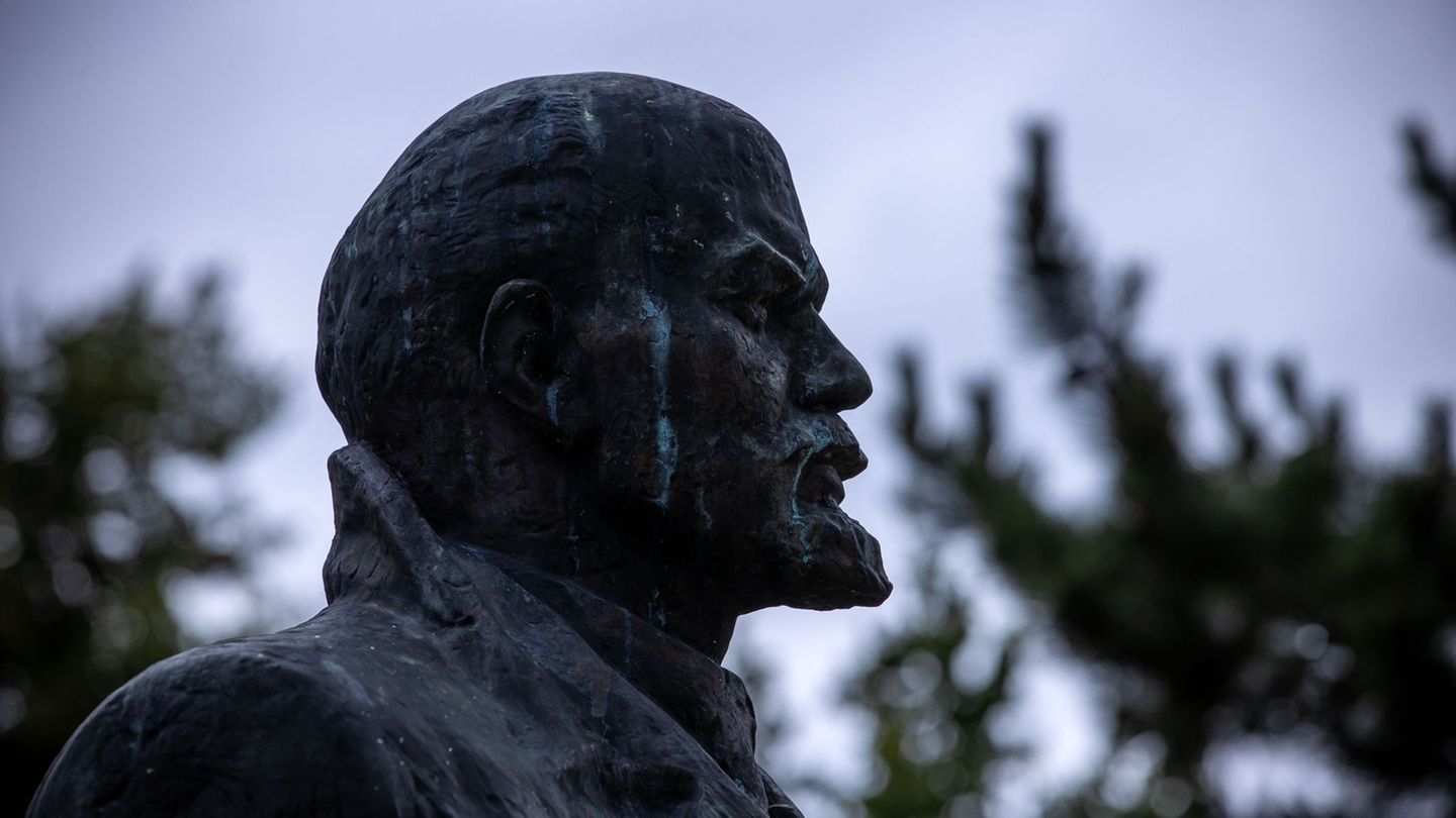 Die Schweriner Stadtvertretung hat sich dagegen ausgesprochen, dass das Lenin-Standbild in Schwerin unter Denkmalschutz gestellt