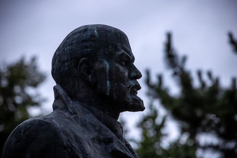 Die Schweriner Stadtvertretung hat sich dagegen ausgesprochen, dass das Lenin-Standbild in Schwerin unter Denkmalschutz gestellt