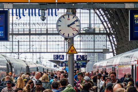 Am Hauptbahnhof reisen täglich Hunderttausende Menschen. (Archivbild) Foto: Andreas Arnold/dpa