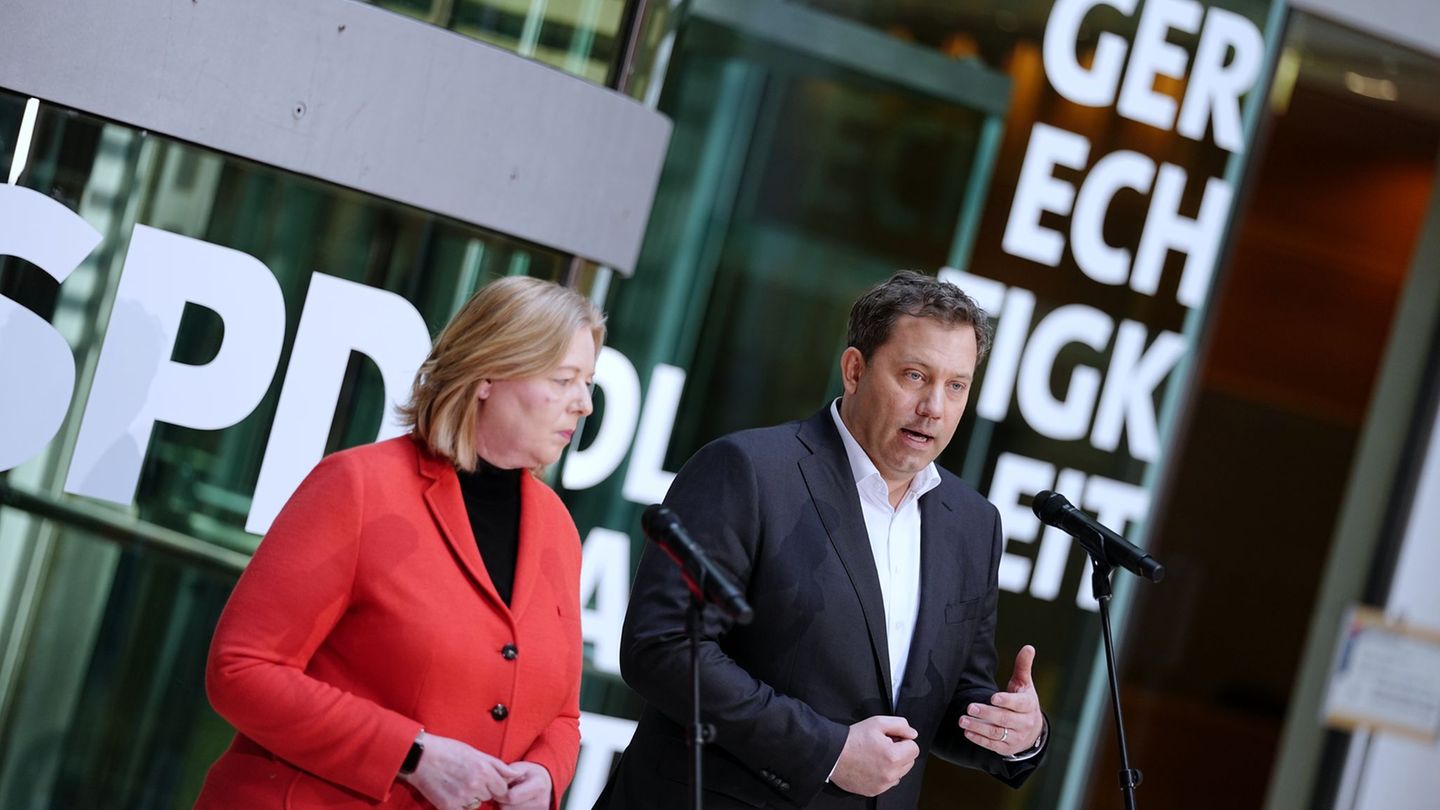 Die SPD-Bundeschefs Bärbel Bas und Lars Klingbeil sind auch Teil der Bundesregierung – das schade der Partei, sagt ein Juso-Land