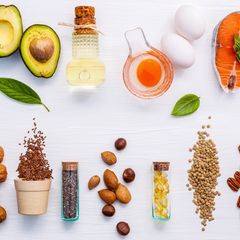 Viele Lebensmittel liegen auf einem Tisch (Symbolbild Ernährung)