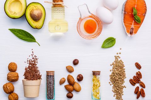 Viele Lebensmittel liegen auf einem Tisch (Symbolbild Ernährung)