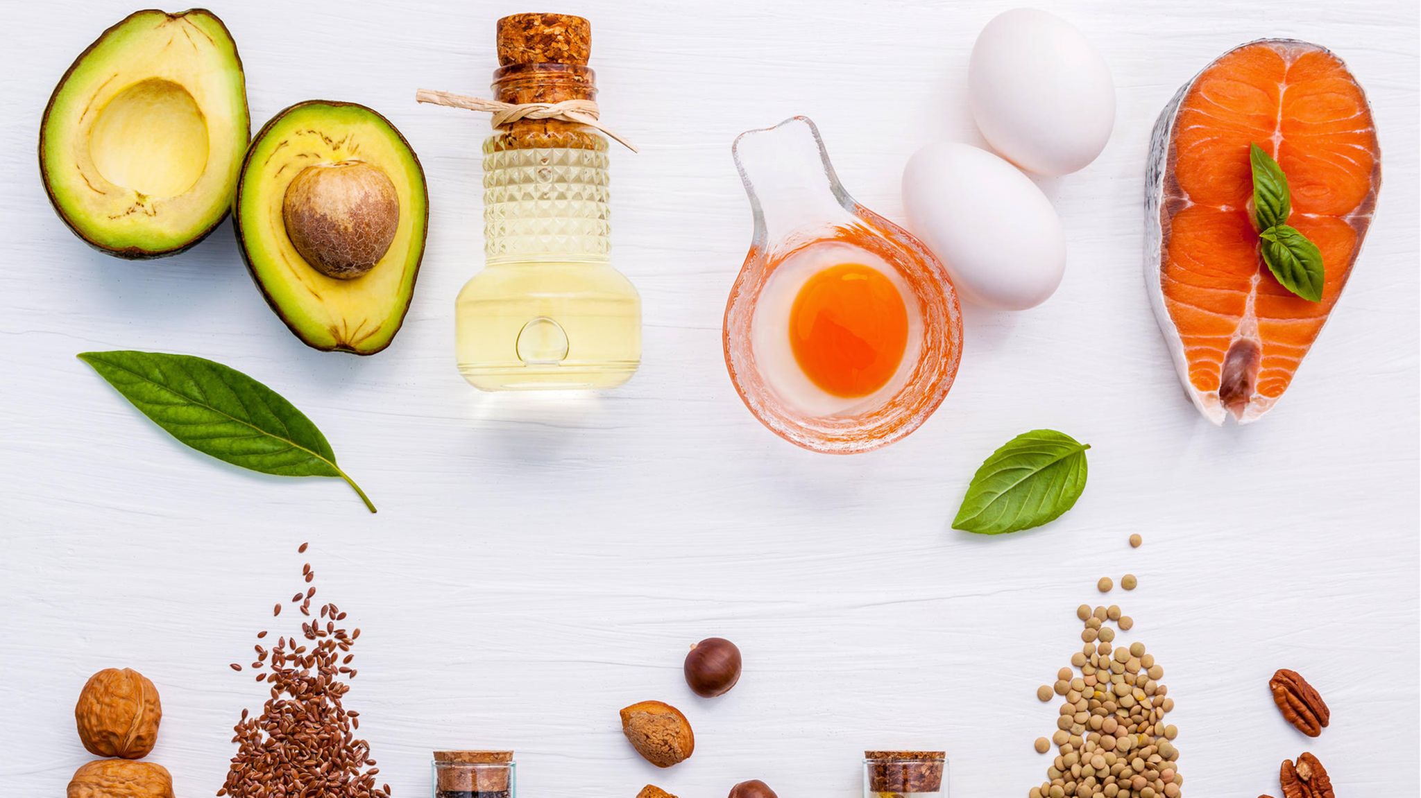 Viele Lebensmittel liegen auf einem Tisch (Symbolbild Ernährung)