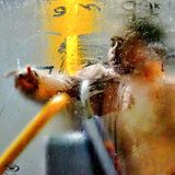 Junge mit orangener Jacke im Bus