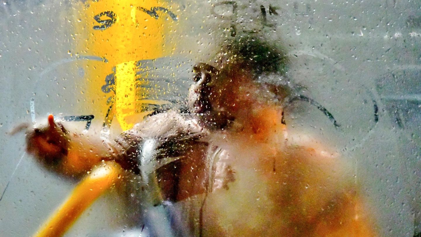 Junge mit orangener Jacke im Bus