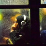 Frau mit Kopfhörern im Bus