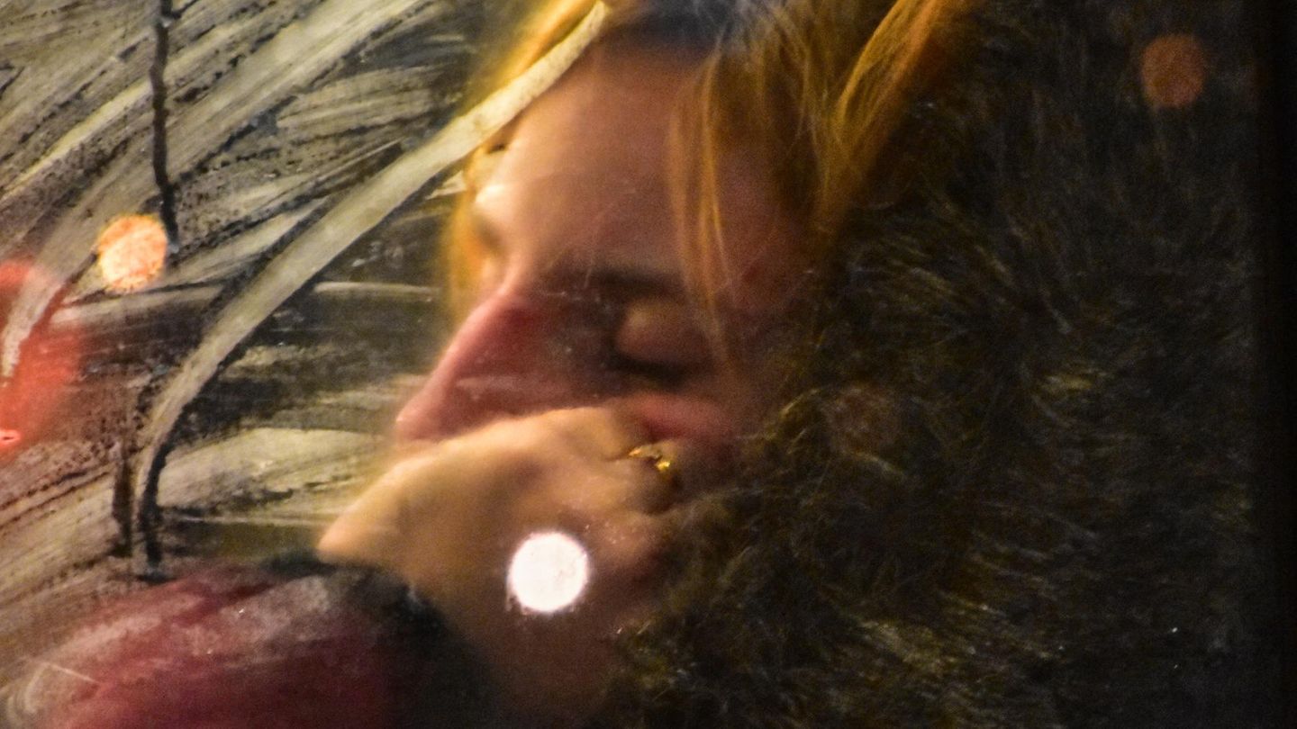 Frau schlafend im Bus