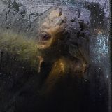 Frau mit geöffnetem Mund im Bus