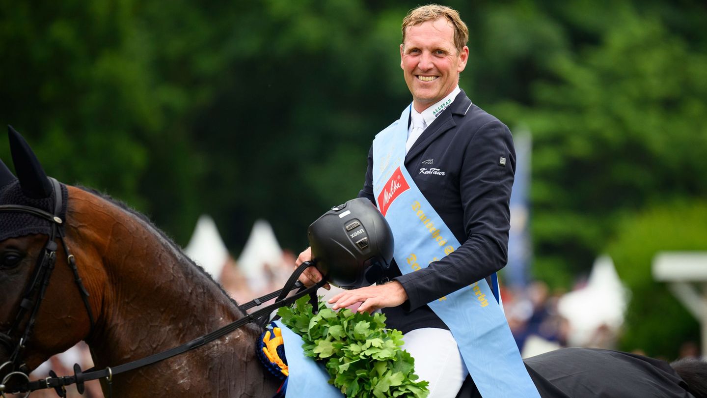 Springreiter Andre Thieme und Paule siegten 2025 im Derbypark. (Archivbild) Foto: Gregor Fischer/dpa