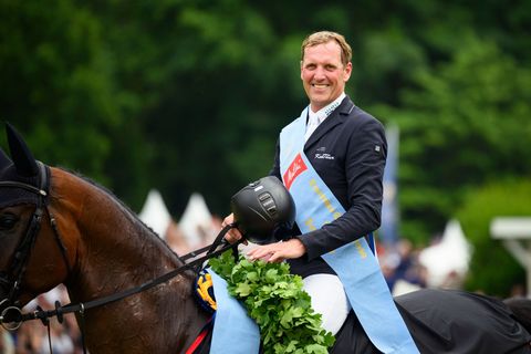Springreiter Andre Thieme und Paule siegten 2025 im Derbypark. (Archivbild) Foto: Gregor Fischer/dpa