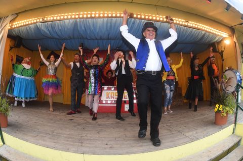 Der "Schichtl" Manfred Schauer und sein Team werben für die Vorstellung. (Archivbild) Foto: Felix Hörhager/dpa