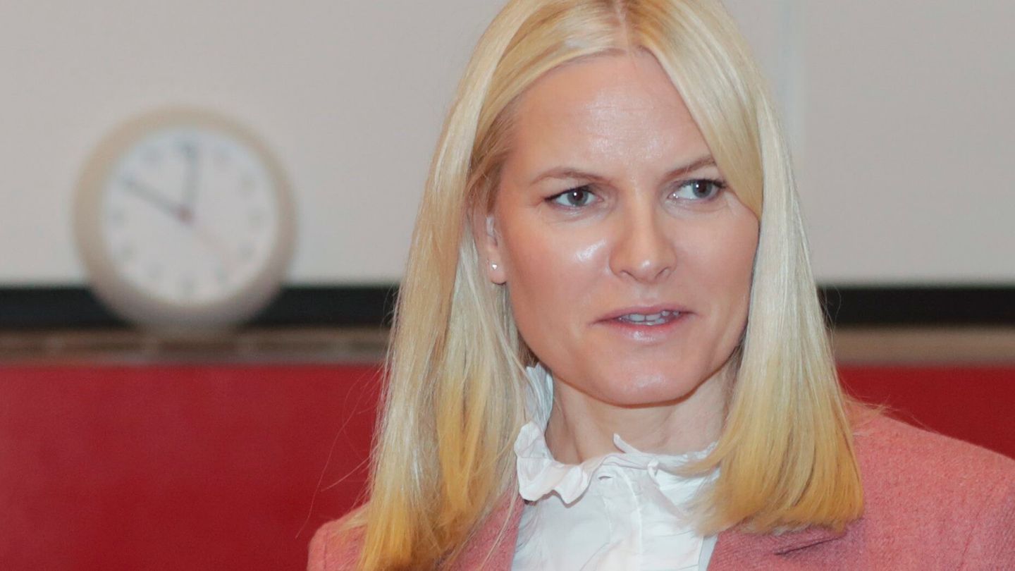 Mette-Marit von Norwegen hat einen kritischen Blick aufgesetzt